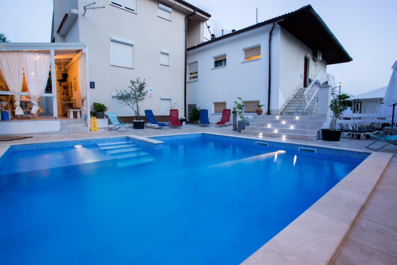 Family Apartments Svob With Pool Novi Vinodolski Exteriör bild